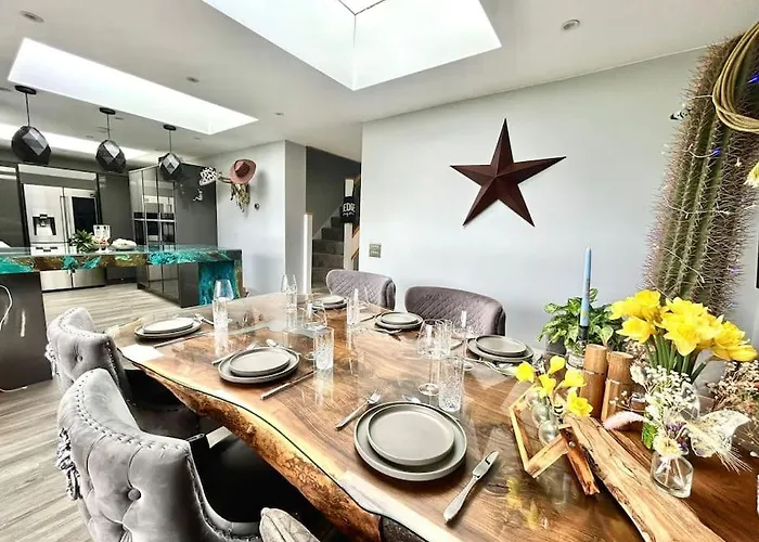 Unique Pet Friendly Luxury Retreat With Hot Tub