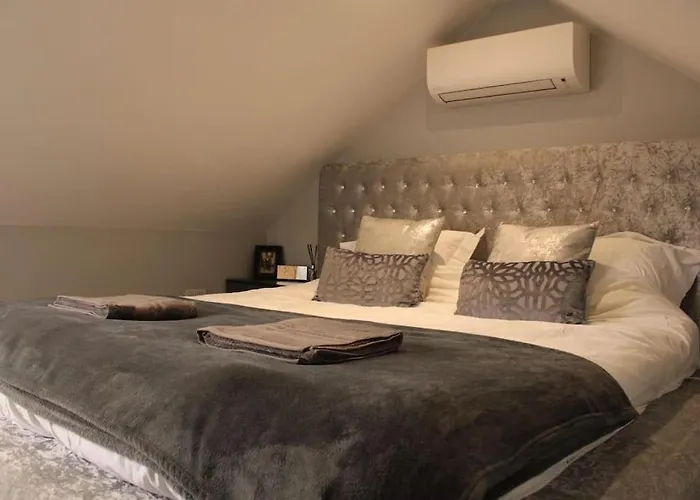 Unique Pet Friendly Luxury Retreat With Hot Tub