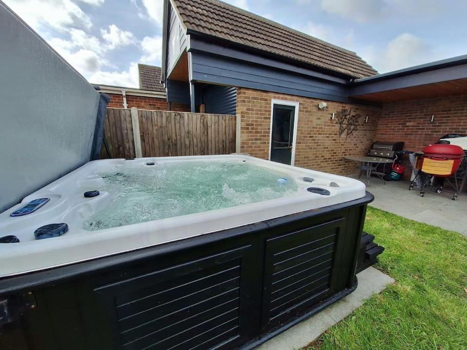 Unique Pet Friendly Luxury Retreat With Hot Tub